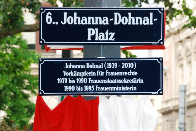 GuentherZ 2012-06-05 0068 Wien06 Johanna-Dohnal-Platz Strassentafel enthuellt.jpg  © GuentherZ 