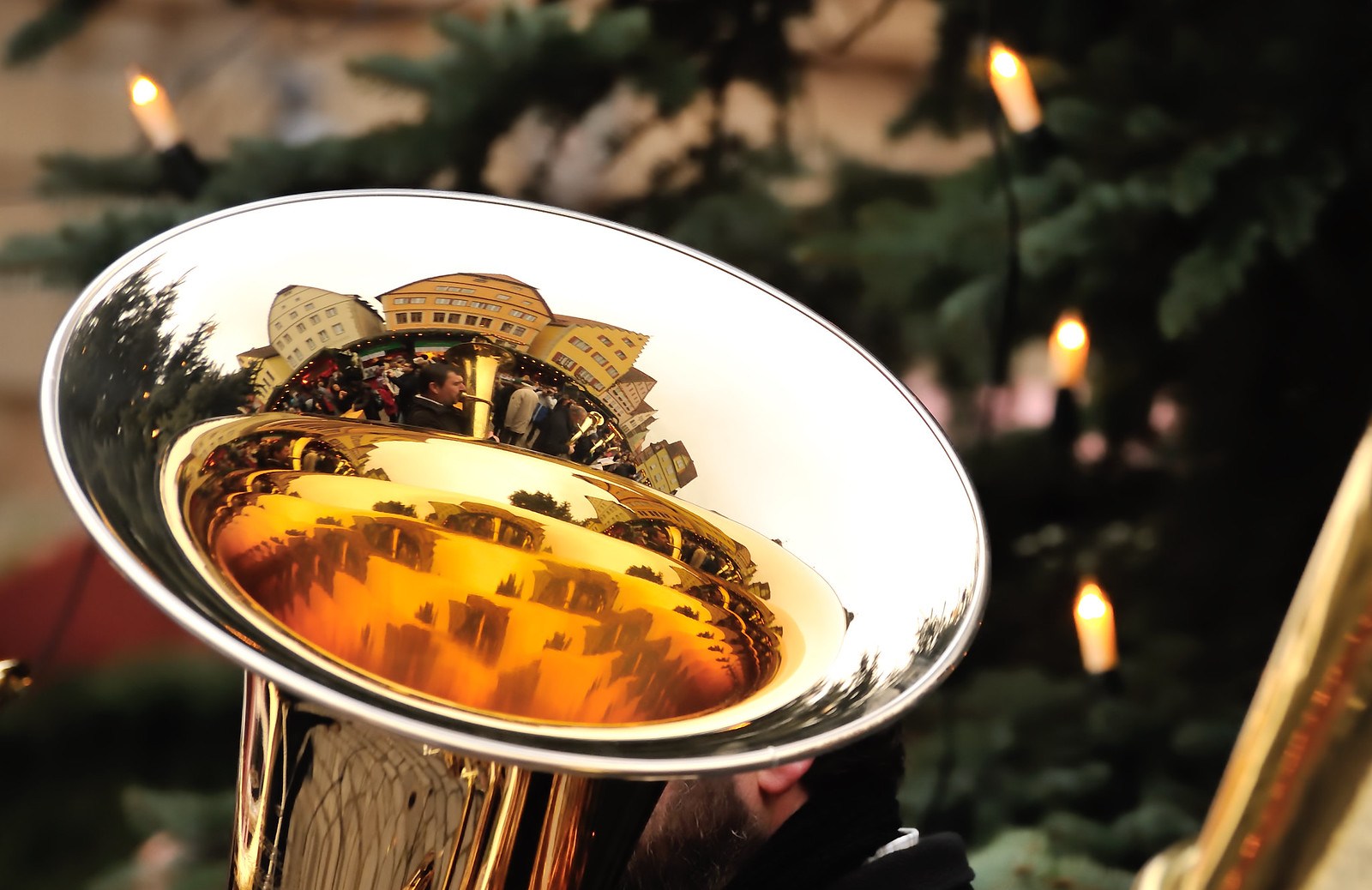 trumpet.Reflection in a tube in Christmas@Rothenburg ob der Tauber, CC BY 2.0, by Flickr  © Alessandro Augusto Lucia 