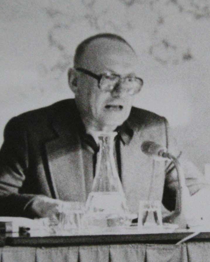 Ernst Jandl at a public reading, 1974-11, Vienna, Austria, CC BY-SA 3.0, via Wikimedia Commons  © Wolfgang H. Wögerer, Wien, Österreich 
